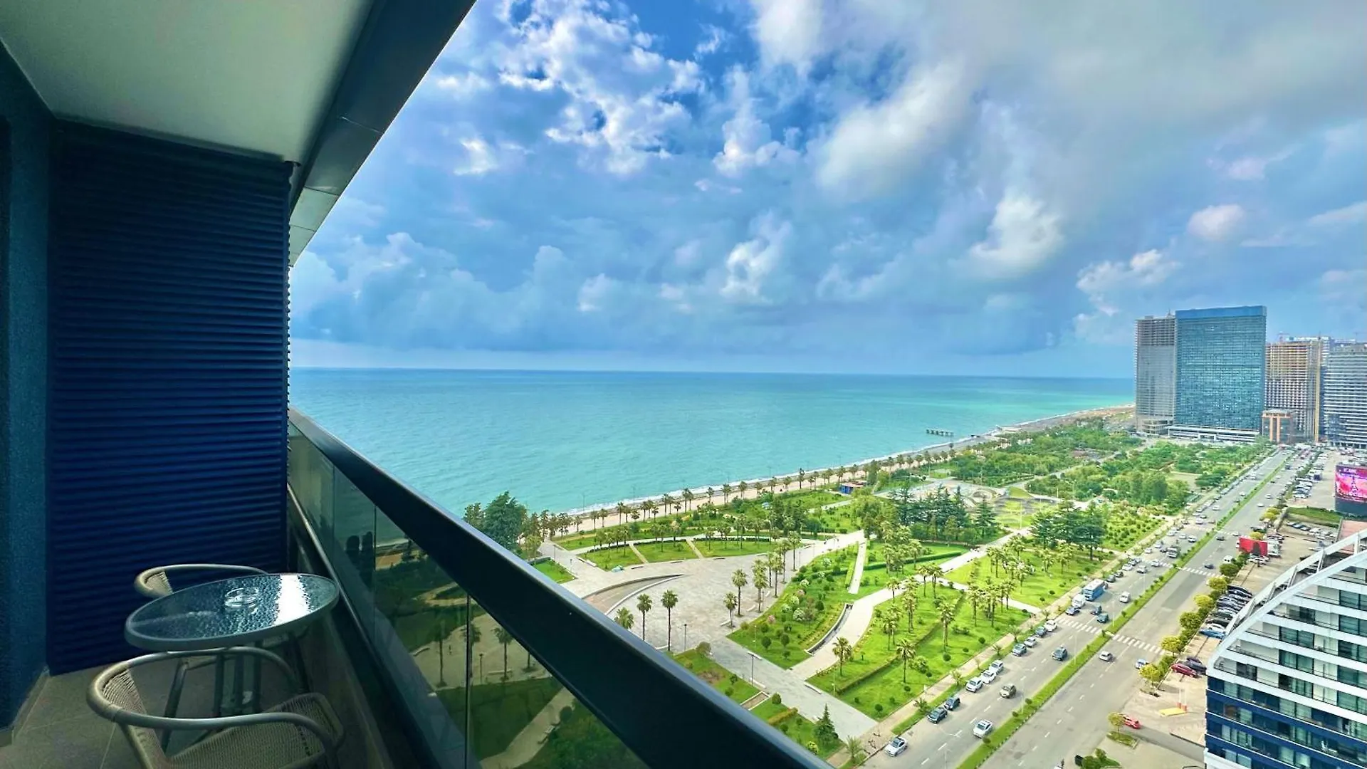 White Sails Apartments Overlooking The Sea, City And Park Batumi